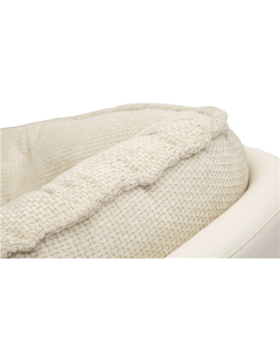 Gros plan sur le bord du coussin tissé crème du fauteuil rétro enveloppant