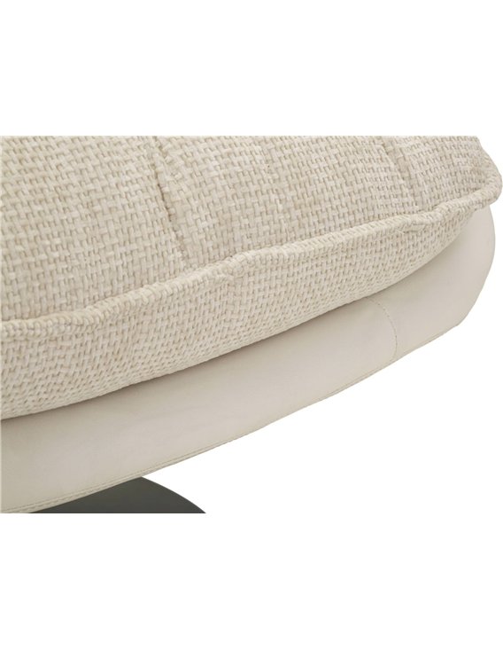 Gros plan sur l'assise tissée crème du fauteuil rétro, coque blanche dessous