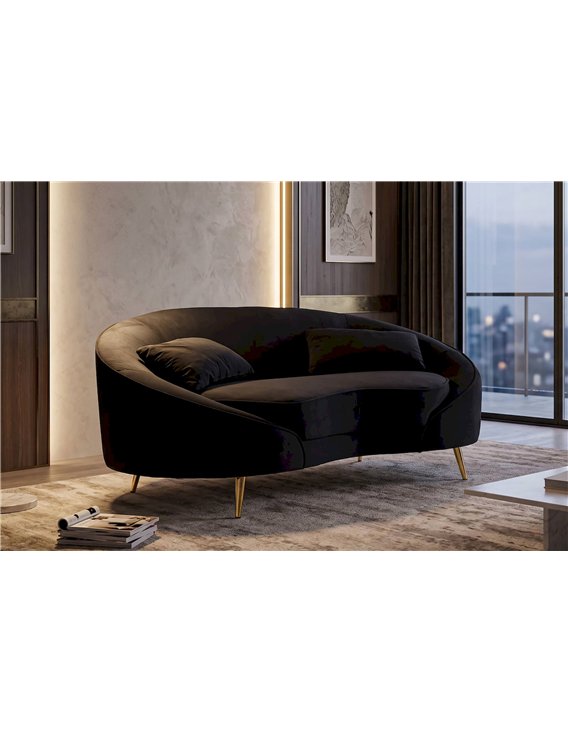 Canapé arrondi noir dans un salon avec tapis et fenêtre