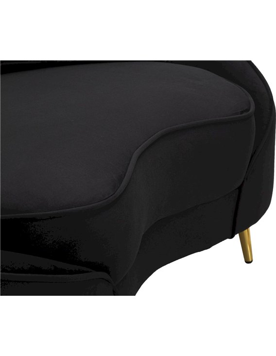Gros plan sur un coussin noir contre le dossier du canapé