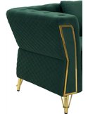 Fauteuil capitonné avec coussin en velours vert, détail de l'accoudoir matelassé et du montant doré