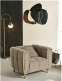 Fauteuil taupe dans un intérieur, miroir mural et lampadaire doré