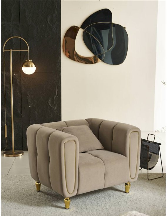 Fauteuil taupe dans un intérieur, miroir mural et lampadaire doré