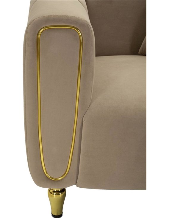 Accoudoir du fauteuil taupe avec liseré doré en gros plan