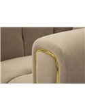 Détail d'accoudoir du fauteuil capitonné en velours beige avec liseré doré