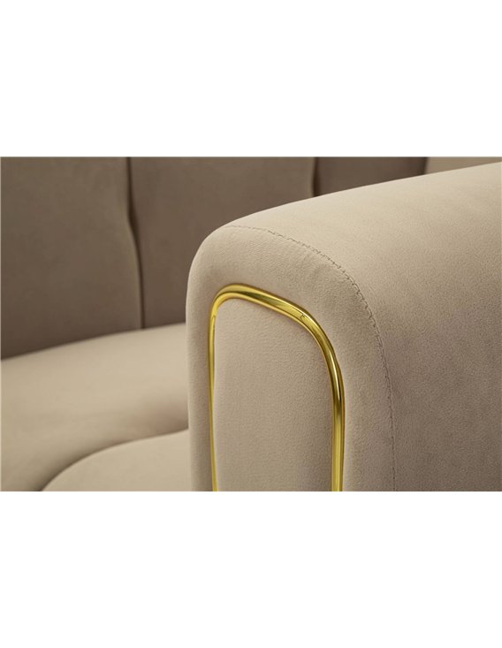 Détail d'accoudoir du fauteuil capitonné en velours beige avec liseré doré