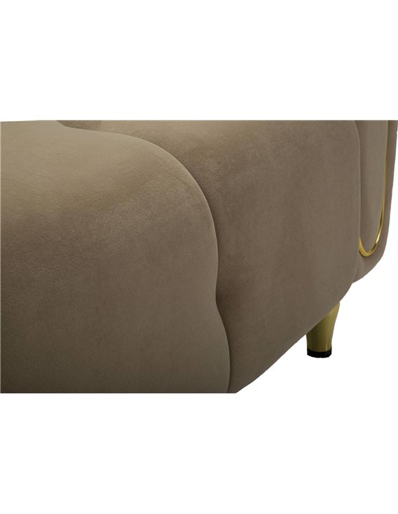 Détail du bas du fauteuil capitonné, velours beige et pied doré