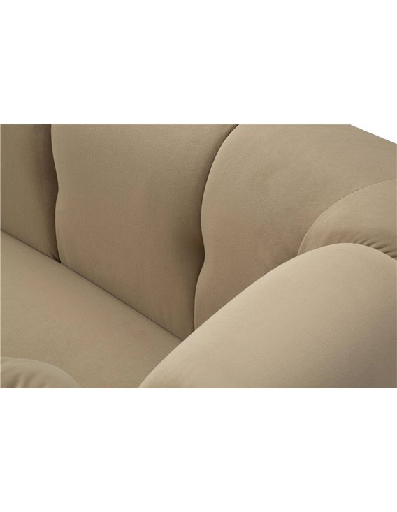 Détail des capitons du dossier et des accoudoirs du fauteuil beige