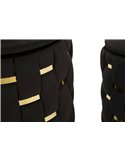 Détail des flancs tressés noirs et des bandes dorées d'un pouf