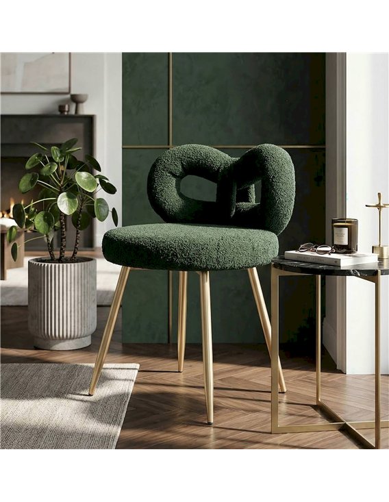 Chaise mini bouclette au dossier enveloppant, mise en situation dans un salon avec plante