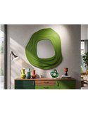 Miroir mural vert au-dessus d'un buffet de salon aux portes vertes