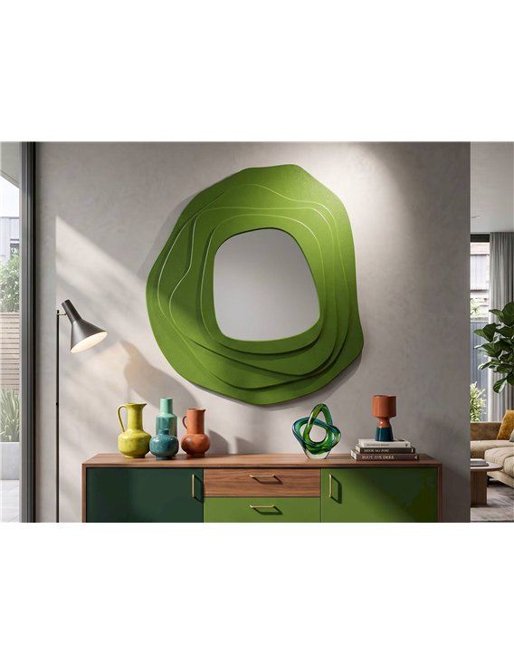 Miroir mural vert au-dessus d'un buffet de salon aux portes vertes