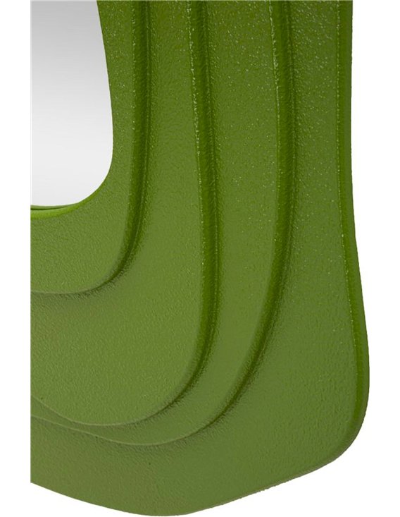 Gros plan du rebord vert en courbes successives