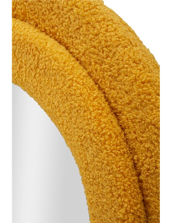 Détail du bouclé jaune moutarde sur la portion arrondie du cadre