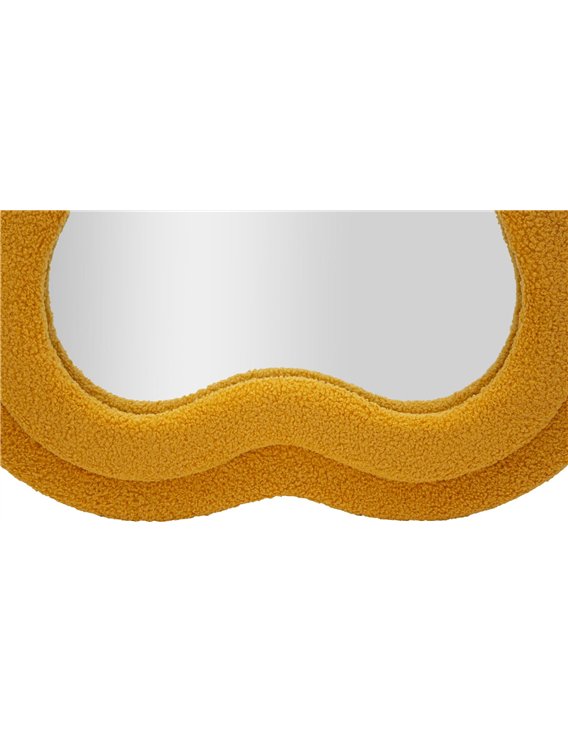 Vue rapprochée de la double vague du cadre jaune moutarde en bas du miroir