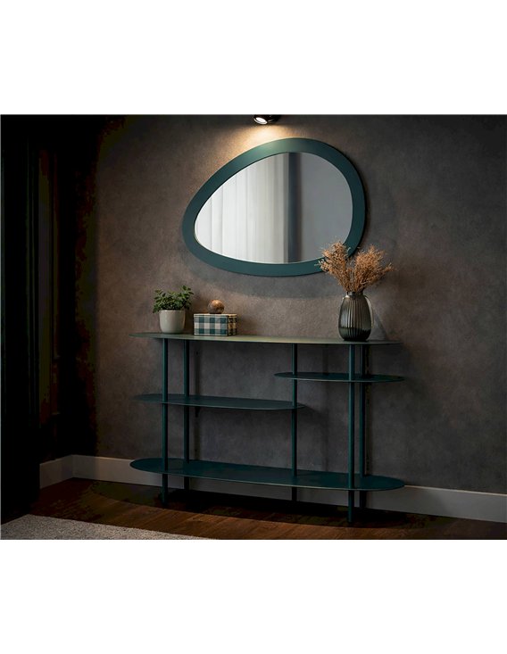 Miroir organique vert au-dessus d'une console métal verte dans un intérieur sombre