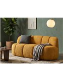 Canapé 2 places aux volumes arrondis jaune, mise en scène avec coussin gris