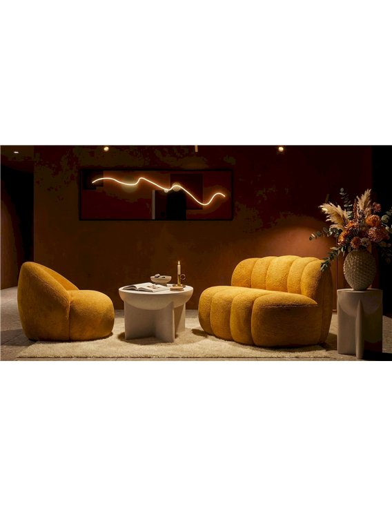 Canapé 2 places aux volumes arrondis jaune, ambiance salon avec fauteuil assorti