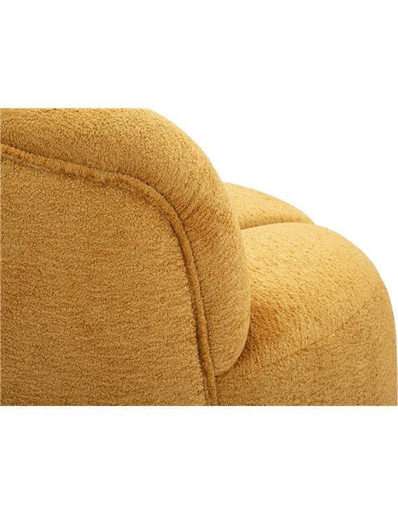 Canapé 2 places aux volumes arrondis, détail de l'accoudoir et du dossier en tissu bouclé jaune moutarde