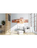 Tableau orchidée blanche sur fond d'automne accroché dans un salon blanc avec canapé et pouf