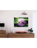 Kit de peinture par numéros lotus violet et vert accroché sur un mur clair