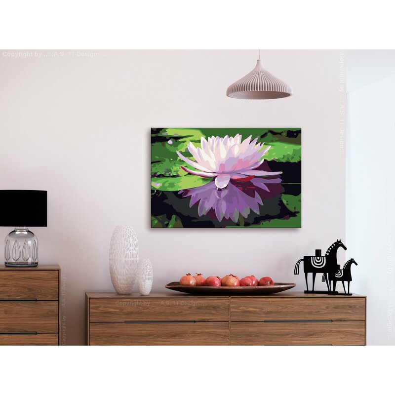 Kit de peinture par numéros lotus violet et vert accroché sur un mur clair