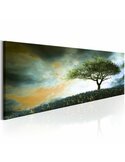 Tableau colline de malachite vert avec arbre isolé sous un ciel nuageux