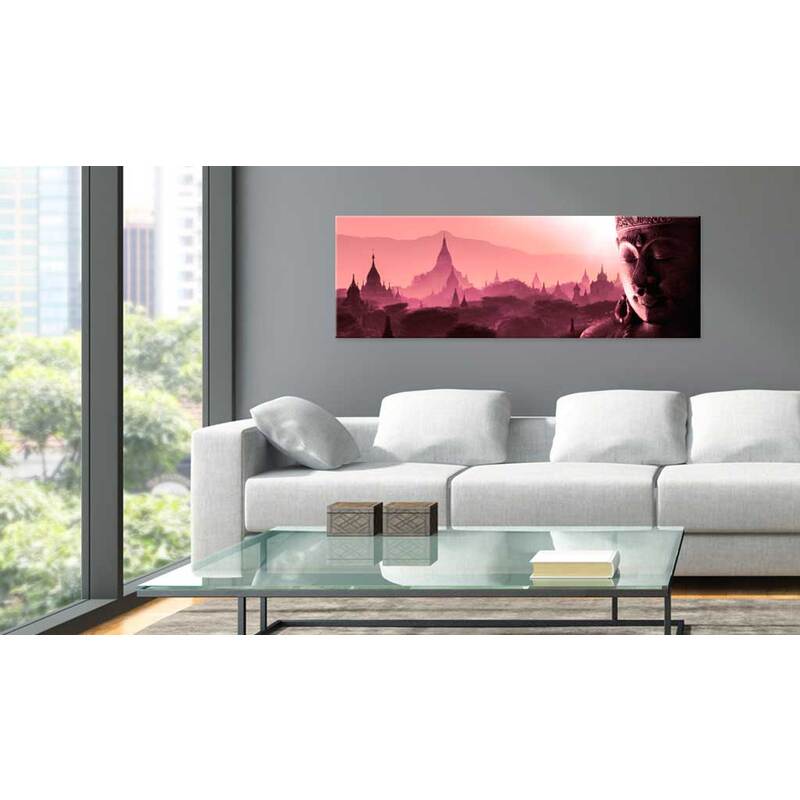 Tableau rose d'orient accroché au-dessus d'un canapé blanc dans un salon