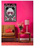 Tableau bois la vie rose ours en peluche accroché sur mur rose avec fauteuil et table