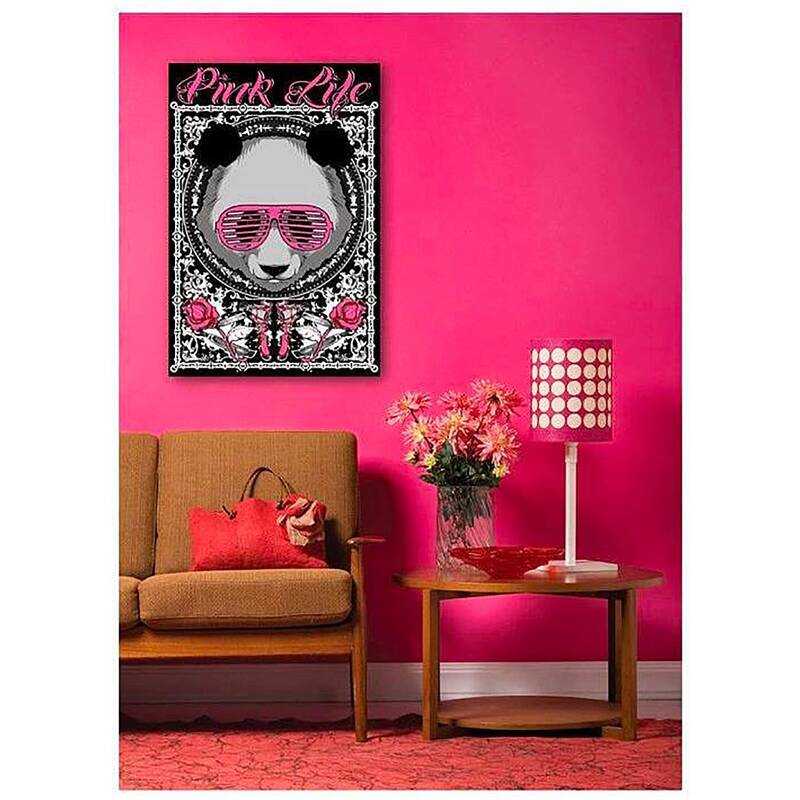 Tableau bois la vie rose ours en peluche accroché sur mur rose avec fauteuil et table