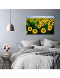Tableau champ de tournesols accroché au-dessus d'un lit dans une chambre