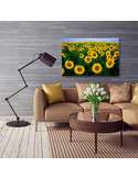 Tableau champ de tournesols dans un salon avec canapé beige et lampe