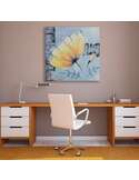 Tableau fleur jaune 3 accroché au-dessus d'un bureau en bois avec chaise blanche