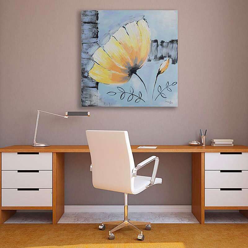 Tableau fleur jaune 3 accroché au-dessus d'un bureau en bois avec chaise blanche