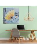 Tableau fleur jaune 3 au mur vert pâle, au-dessus d'un bureau avec lampe suspendue