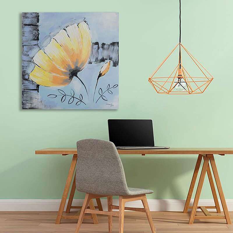 Tableau fleur jaune 3 au mur vert pâle, au-dessus d'un bureau avec lampe suspendue