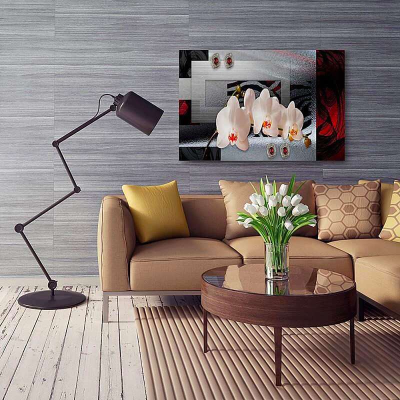 Tableau orchidée blanche suspendu au-dessus d'un canapé beige dans un salon