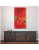 Tableau abstraction fleur rouge accroché au mur au-dessus d'un meuble bas noir