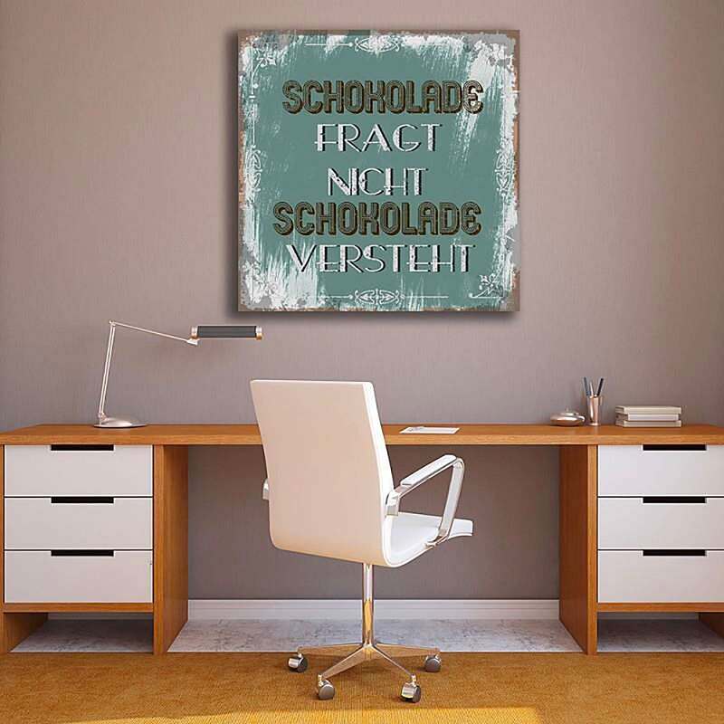 Tableau le chocolat ne demande pas accroché au-dessus d'un bureau avec chaise blanche