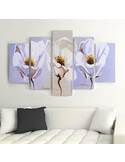 Tableau trois fleurs blanches accroché au-dessus d'un canapé blanc et de coussins