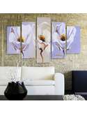 Tableau trois fleurs blanches au mur en pierre, près d'un canapé et d'un vase noir