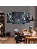 Tableau abstraction de l'eau accroché au mur au-dessus d'une table de salle à manger