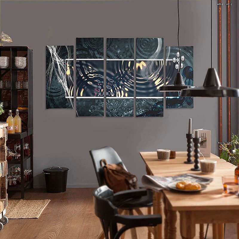Tableau abstraction de l'eau accroché au mur au-dessus d'une table de salle à manger