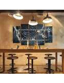 Tableau abstraction de l'eau installé au-dessus d'un comptoir de bar éclairé