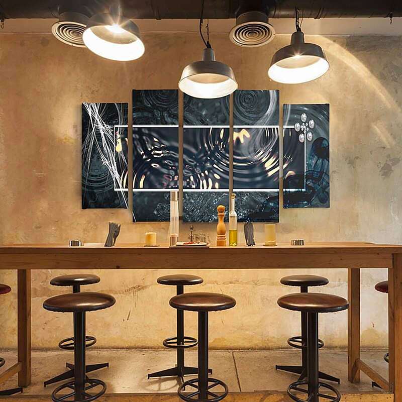 Tableau abstraction de l'eau installé au-dessus d'un comptoir de bar éclairé