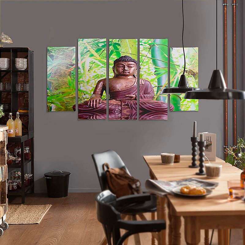 Tableau le bouddha sur fond de bambou accroché au mur gris d'une salle à manger