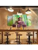 Tableau le bouddha sur fond de bambou au-dessus d'un long comptoir de bar éclairé par des suspensions