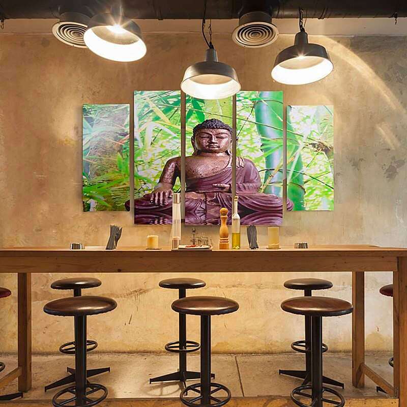 Tableau le bouddha sur fond de bambou au-dessus d'un long comptoir de bar éclairé par des suspensions
