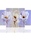 Tableau trois fleurs blanc en cinq panneaux sur fond bleu lavande, reflet au sol