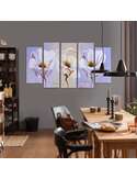 Tableau trois fleurs accroché au mur d'une salle à manger, au-dessus d'une table en bois